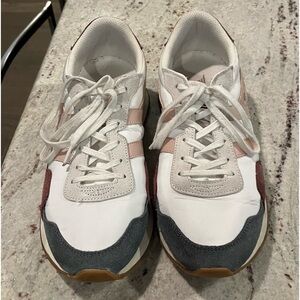 Gola Indiana, an angled exaggerated sole jogger.